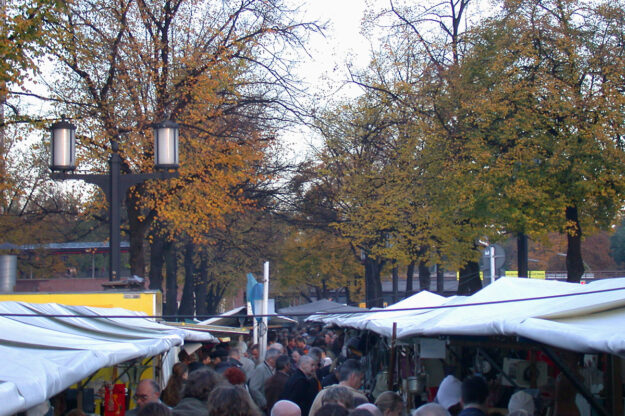 Berliner Flohmärkte – Blick über die Flohmarktstände auf dem Flohmarkt an der Strasse des 17. Juni in Berlin Charlottenburg