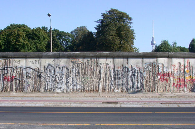 Ein Teil der Berliner Mauer in der Bernauer Strasse – im Hintergrund der Fernsehturm