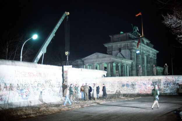 Ein Kran entfernt einen Teil der Berliner Mauer in der Nähe des Brandenburger Tors in Berlin Mitte