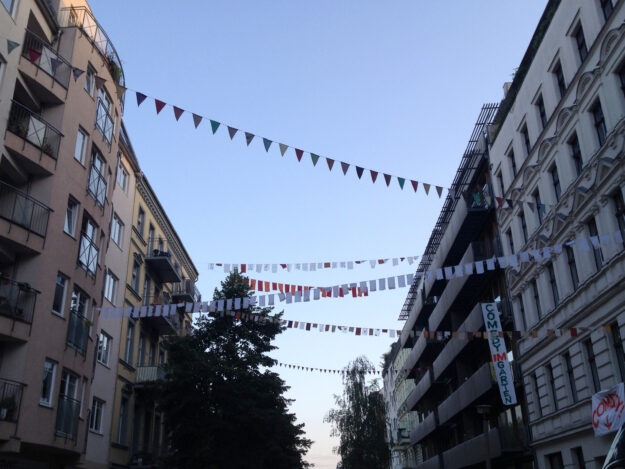 Berlin Choriner Straße - Fähnchen und Girlanden