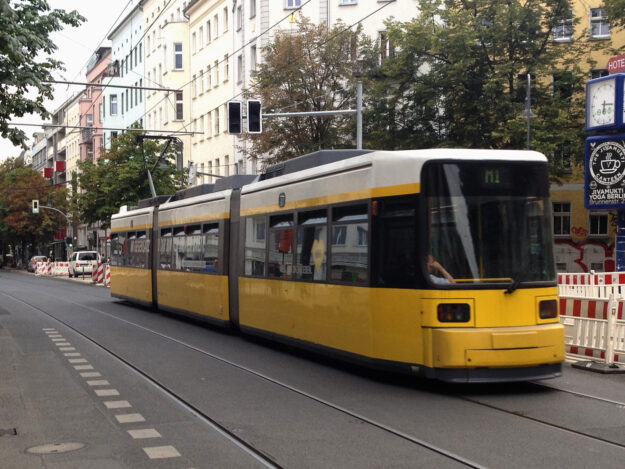 EIne Tram der Linie M1 auf der Kastanienallee
