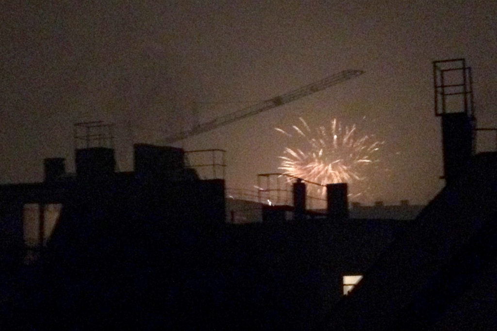 Silvester in Berlin: Feuerwerk über den Dächern von Berlin