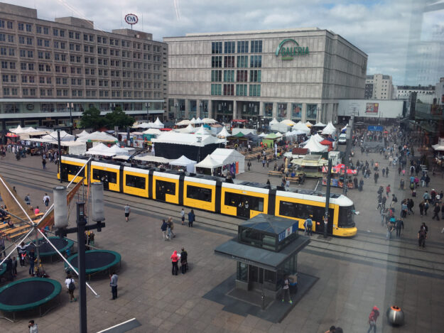 Öffentliche Verkehrsmittel in Berlin: eine Tram fährt über den Alexanderplatz