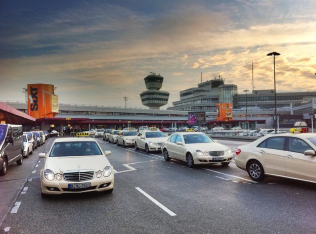 Berlin: Taxi-Stand am Flughafen Tegel