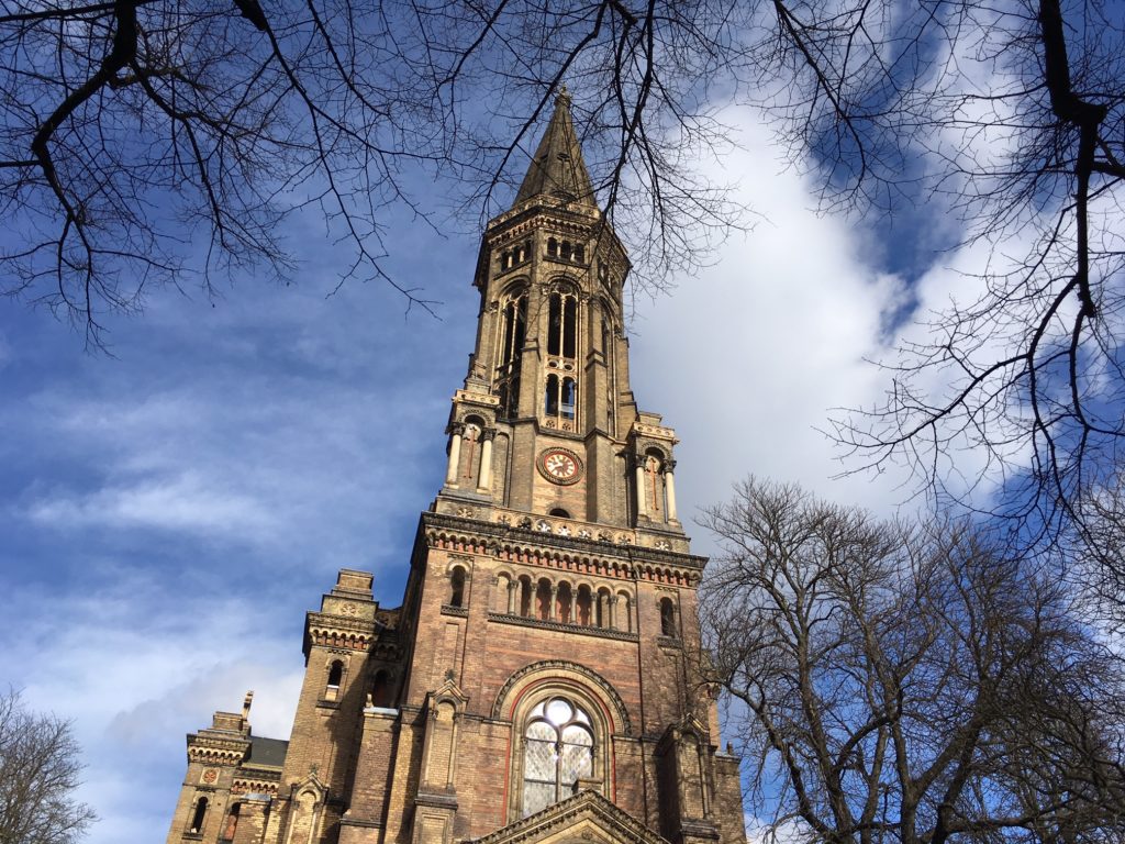 Glockenturm der Zionskirche – Gesetzliche Feiertage in Berlin