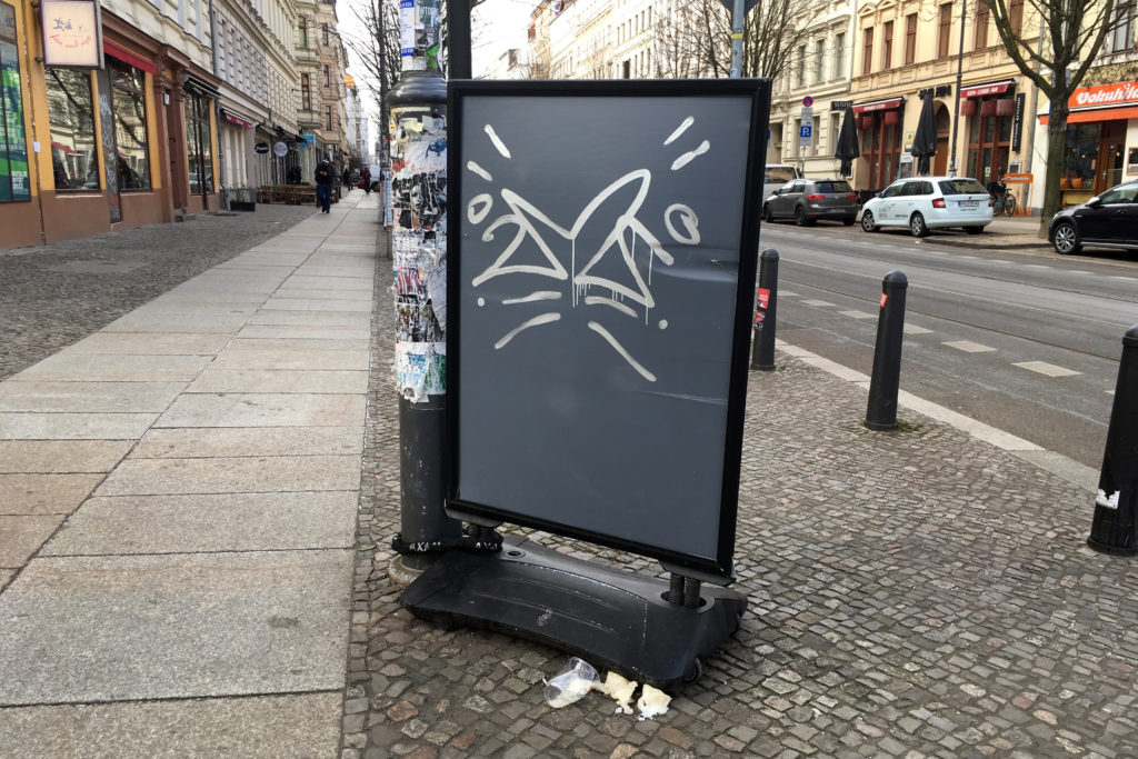 Schild mit Herz, Kastanienalle, Berlin Prenzlauer Berg