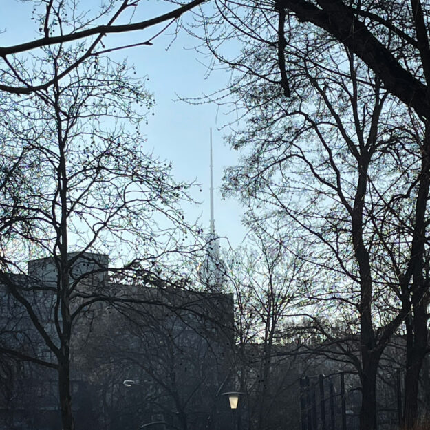 Der Berliner Fernshturm an einem sonnigen Wintertag