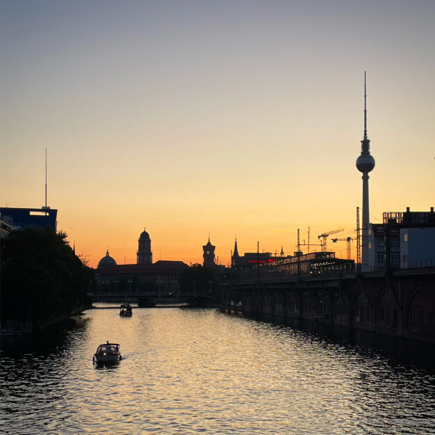 Berliner Sonnenuntergang: Fernsehturm und Spree