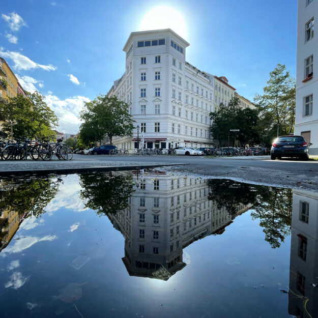 Berlin: Nach dem Regen: Spiegelbild nahe Arkonaplatz