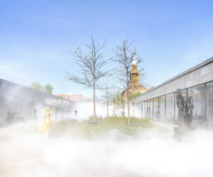 Nebelskultpur von Fujiko Nakaya im Skulpturengarten der Neuen Nationalgalerie, 2025, © Neue Nationalgalerie – Stiftung Preußischer Kulturbesitz / David von Becker