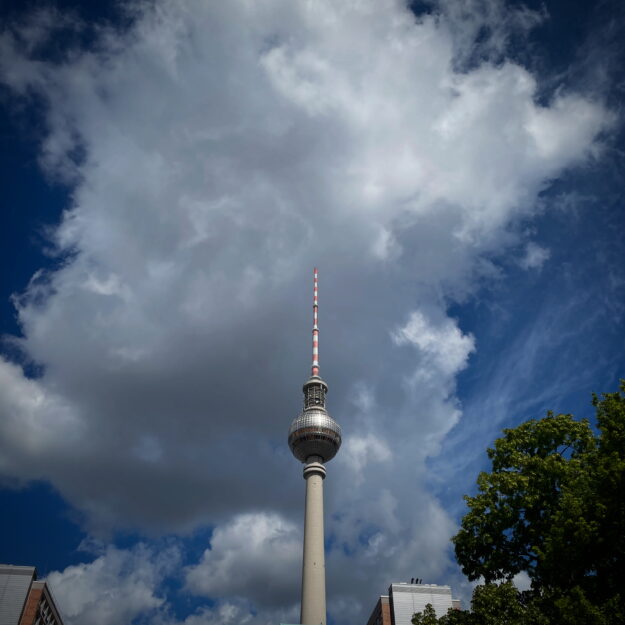 Fernsehturm Berlin , Wolken – Foto: T.Bortels/nuberlin.de