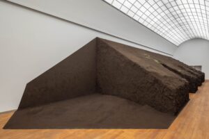Delcy Morelos, Madre, 2025, Erde, Ton, Wasser, Holz, Metall, Jute Heu, Stroh Zimt, Nelken, Buchweizen, Chia-Samen, Tabak, Honig, Maße variabel. Ausstellungsansicht Hamburger Bahnhof – Nationalgalerie der Gegenwart, 11.7.2025 – 25.1.2026 © Delcy Morelos, 2025. Courtesy die Künstlerin und Marian Goodman Gallery. Foto: Staatliche Museen zu Berlin, Nationalgalerie / Jacopo La Forgia